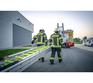 Seilzugleiter 3-teilig mit Stützen DIN EN 1147 nachleuchtend | © MUNK GmbH