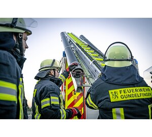 Seilzugleiter 3-teilig mit Stützen DIN EN 1147 nachleuchtend | © MUNK GmbH