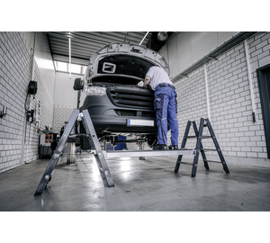 Folding steps RAL 7016 with suspension platform Application | © MUNK GmbH